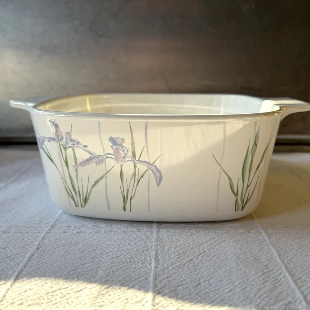 Vintage Corning Ware Shadow Iris casserole dish 1.5 L A-1 1/2 -B